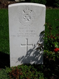 Klagenfurt War Cemetery - Jones, Victor Cyril